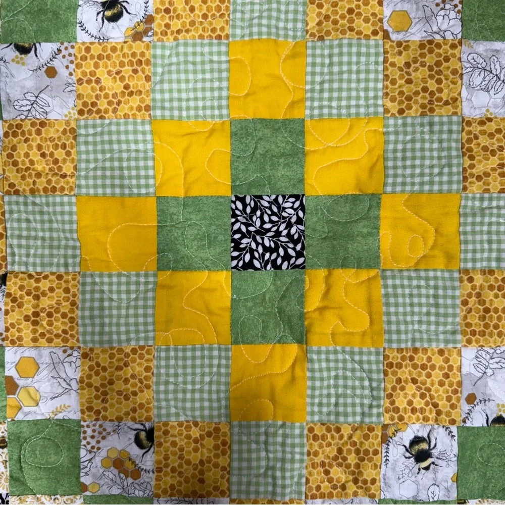 Handmade Quilted Baby Blanket Bee Print 31.5” x 31.5” - Picture 3 of 8
